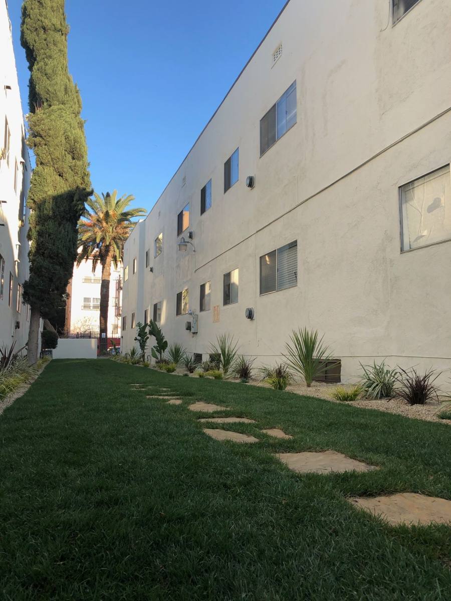 Apartment for rent at 975-985 Oxford Ave, Los Angeles, CA 90006