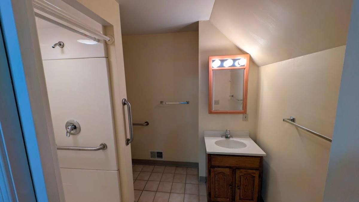 Apartment for rent at 320 E Lincoln Ave, New Castle, PA 16101