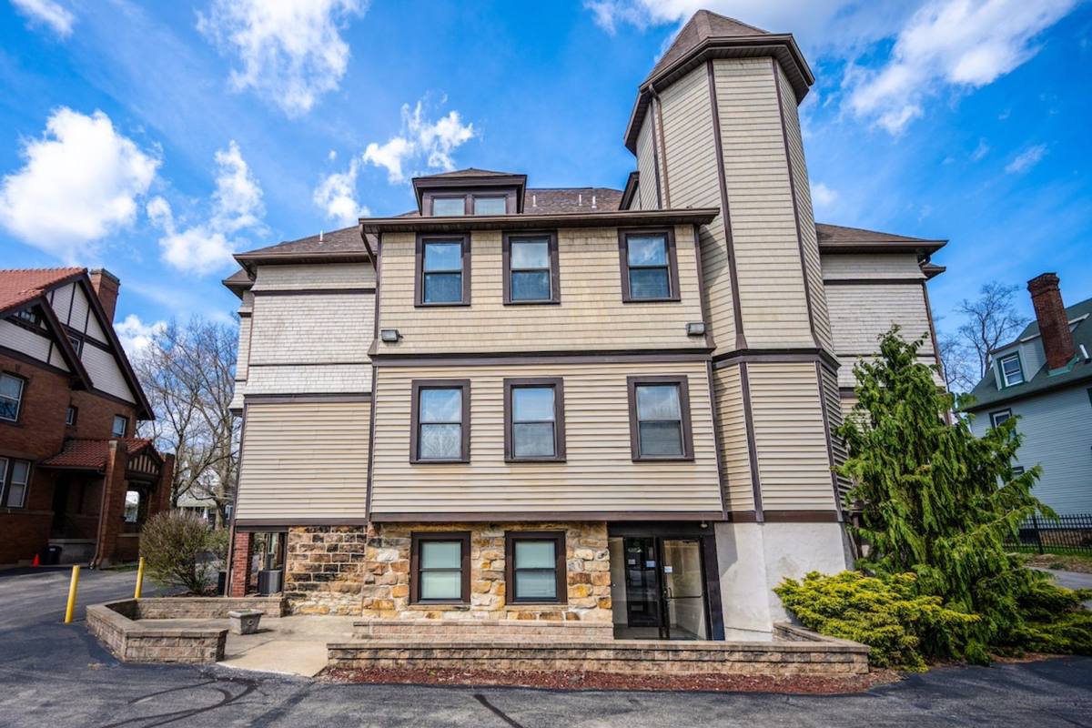 Apartment for rent at 320 E Lincoln Ave, New Castle, PA 16101
