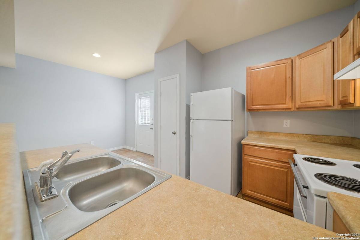 Townhouse for rent at 6410 Summit Oak, San Antonio, TX 78229