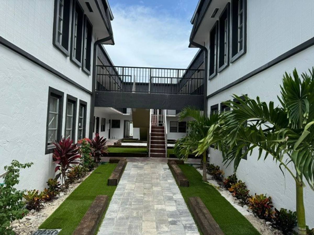 Apartment for rent at 2910 Pierce St, Hollywood, FL 33020