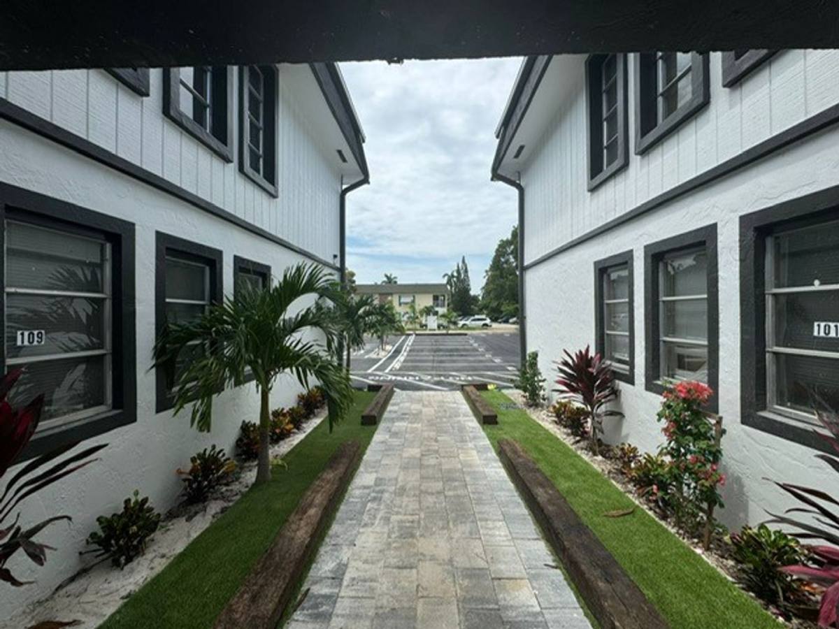 Apartment for rent at 2910 Pierce St, Hollywood, FL 33020