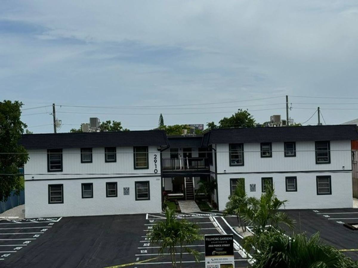 Apartment for rent at 2910 Pierce St, Hollywood, FL 33020