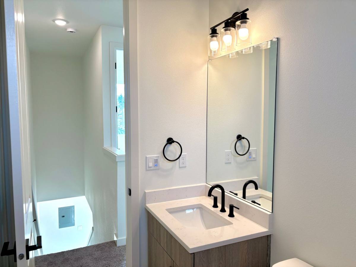 Townhouse for rent at 7582 N Alma Ave, Portland, OR 97203