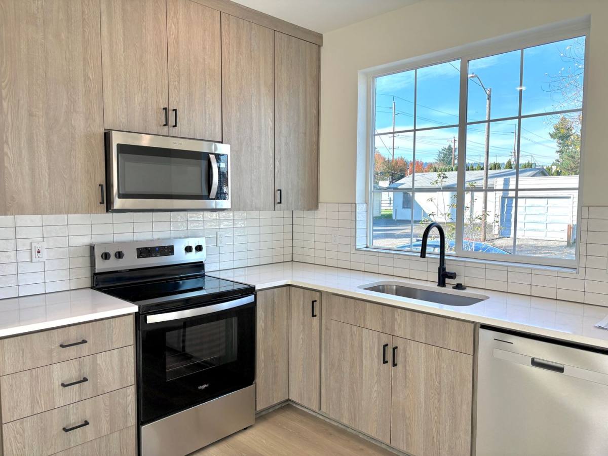 Townhouse for rent at 7582 N Alma Ave, Portland, OR 97203