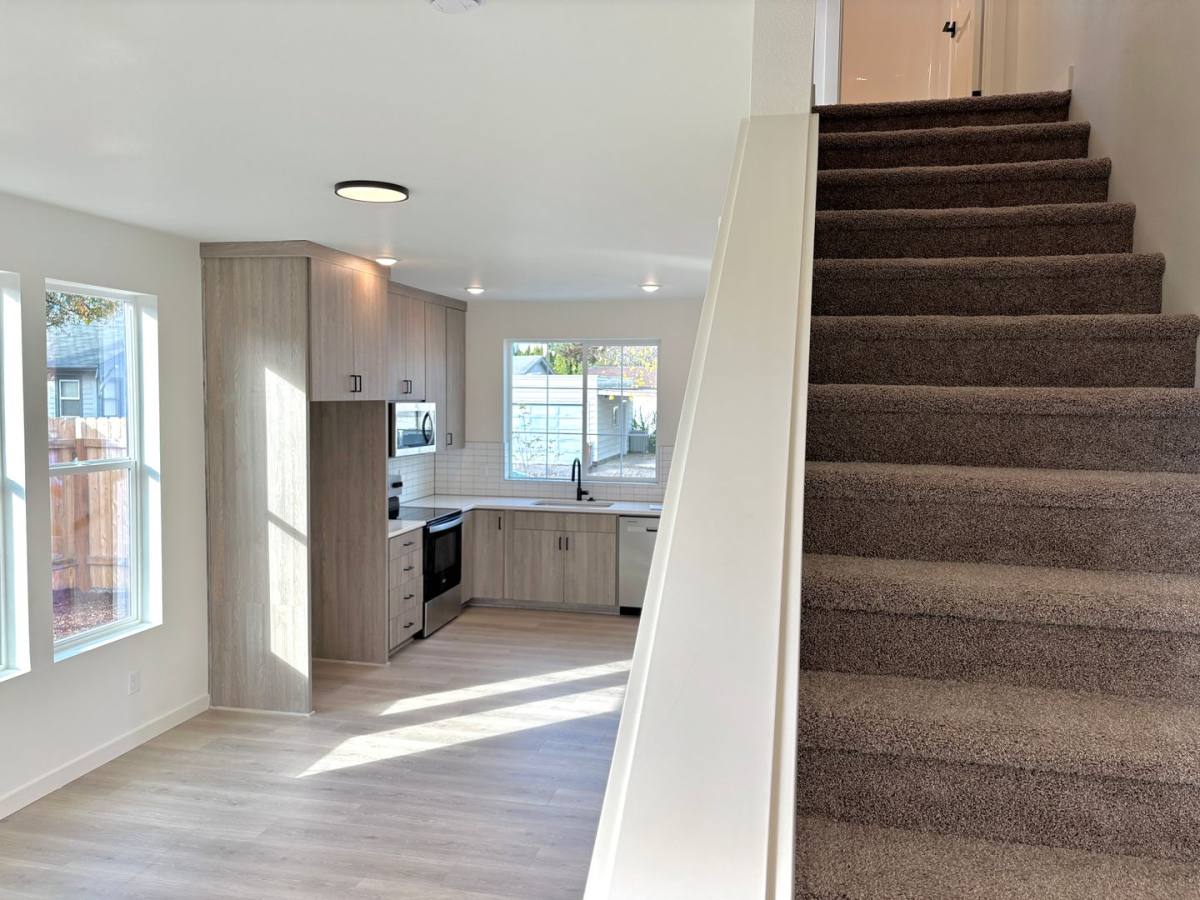 Townhouse for rent at 7582 N Alma Ave, Portland, OR 97203