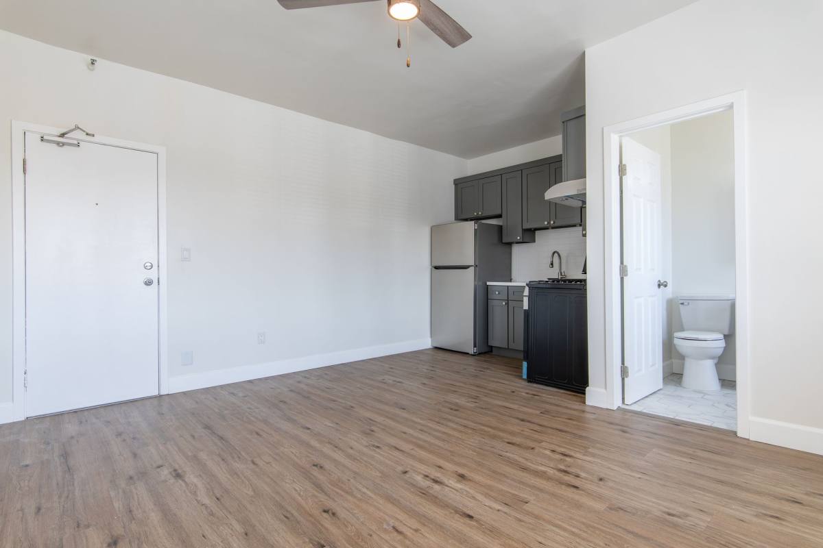Apartment for rent at 260 S Mariposa, Los Angeles, CA 90004