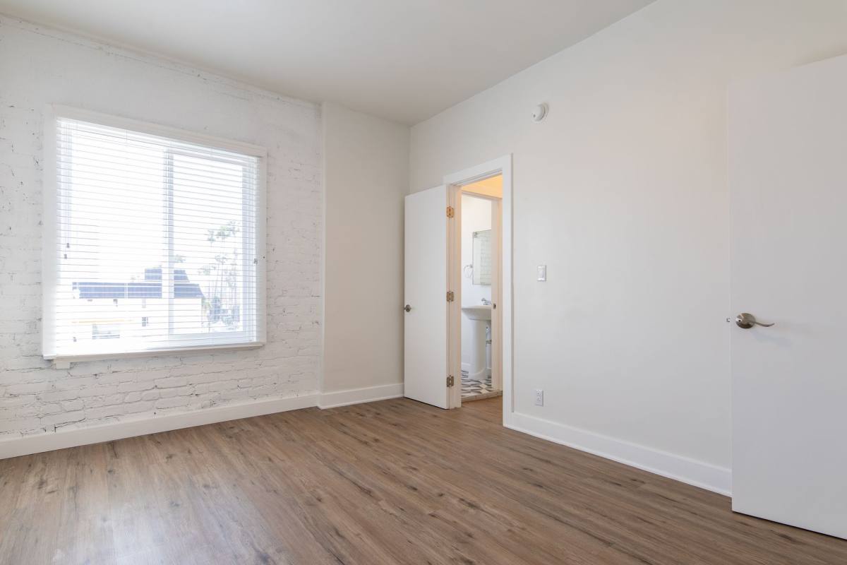 Apartment for rent at 260 S Mariposa, Los Angeles, CA 90004