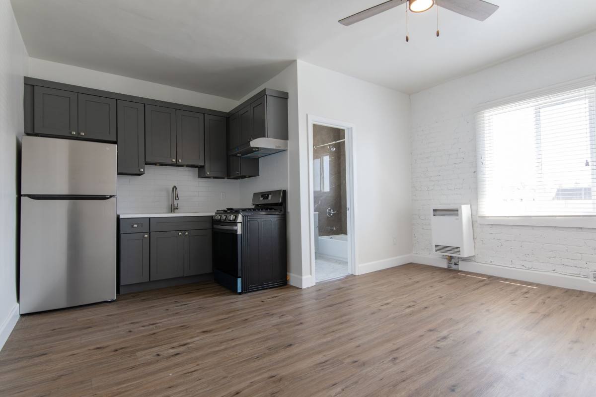 Apartment for rent at 260 S Mariposa, Los Angeles, CA 90004