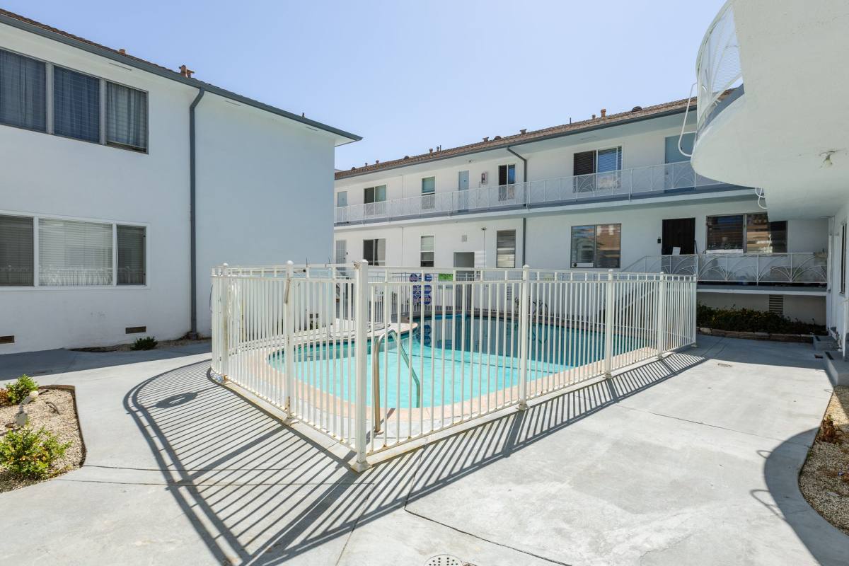 Apartment for rent at 515 S St Andrews, Los Angeles, CA 90020