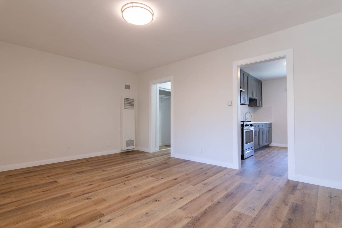 Apartment for rent at 515 S St Andrews, Los Angeles, CA 90020
