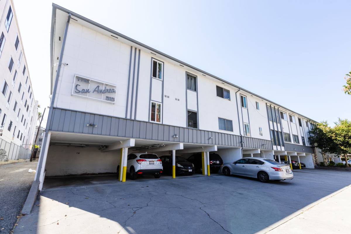 Apartment for rent at 515 S St Andrews, Los Angeles, CA 90020