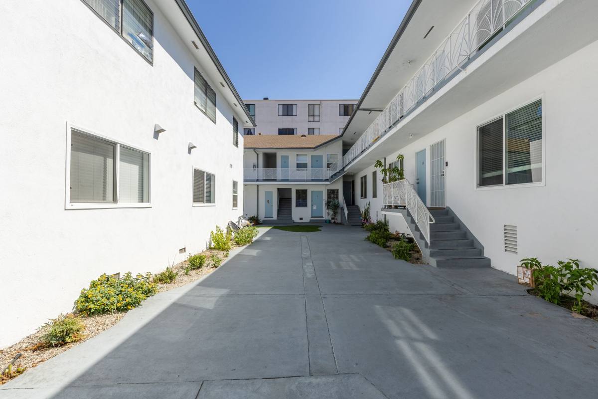 Apartment for rent at 515 S St Andrews, Los Angeles, CA 90020