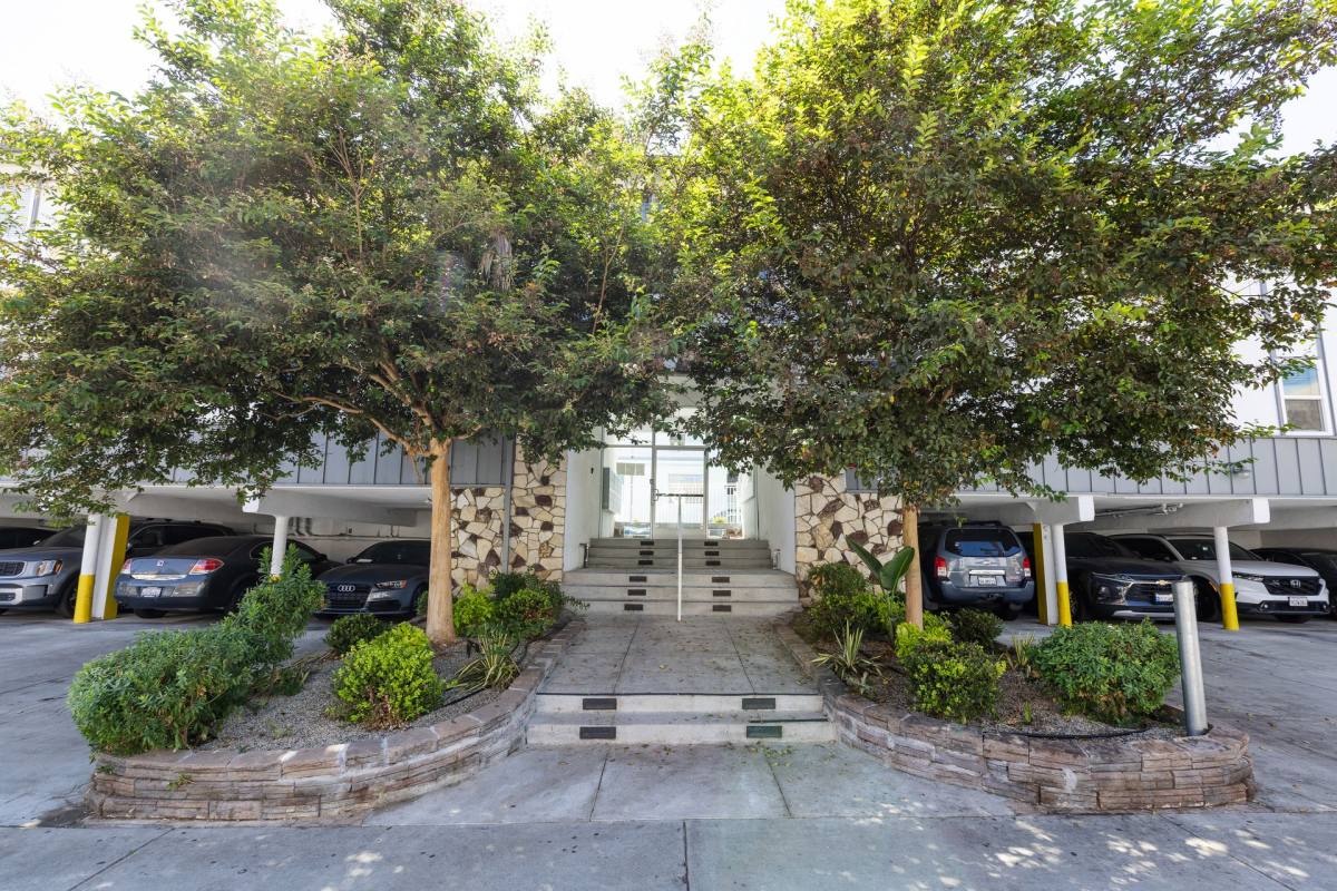 Apartment for rent at 515 S St Andrews, Los Angeles, CA 90020