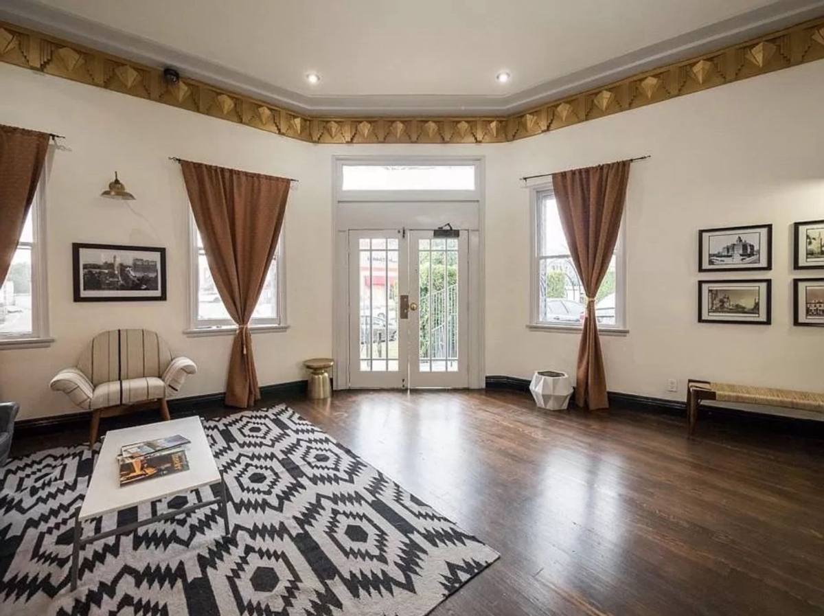 Apartment for rent at 808 S Hobart, Los Angeles, CA 90005