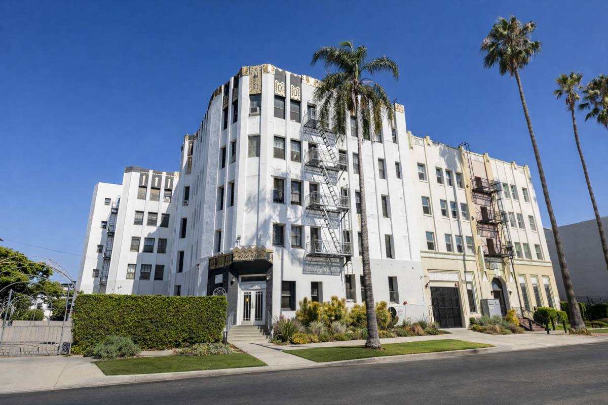 Apartment for rent at 808 S Hobart, Los Angeles, CA 90005