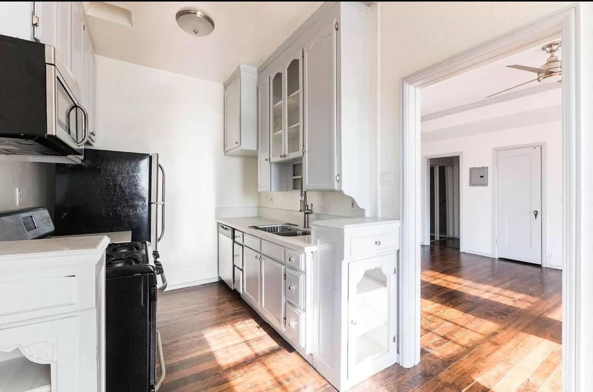 Apartment for rent at 808 S Hobart, Los Angeles, CA 90005