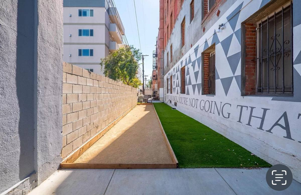 Apartment for rent at 808 S Hobart, Los Angeles, CA 90005