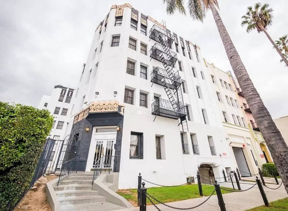 Apartment for rent at 808 S Hobart, Los Angeles, CA 90005