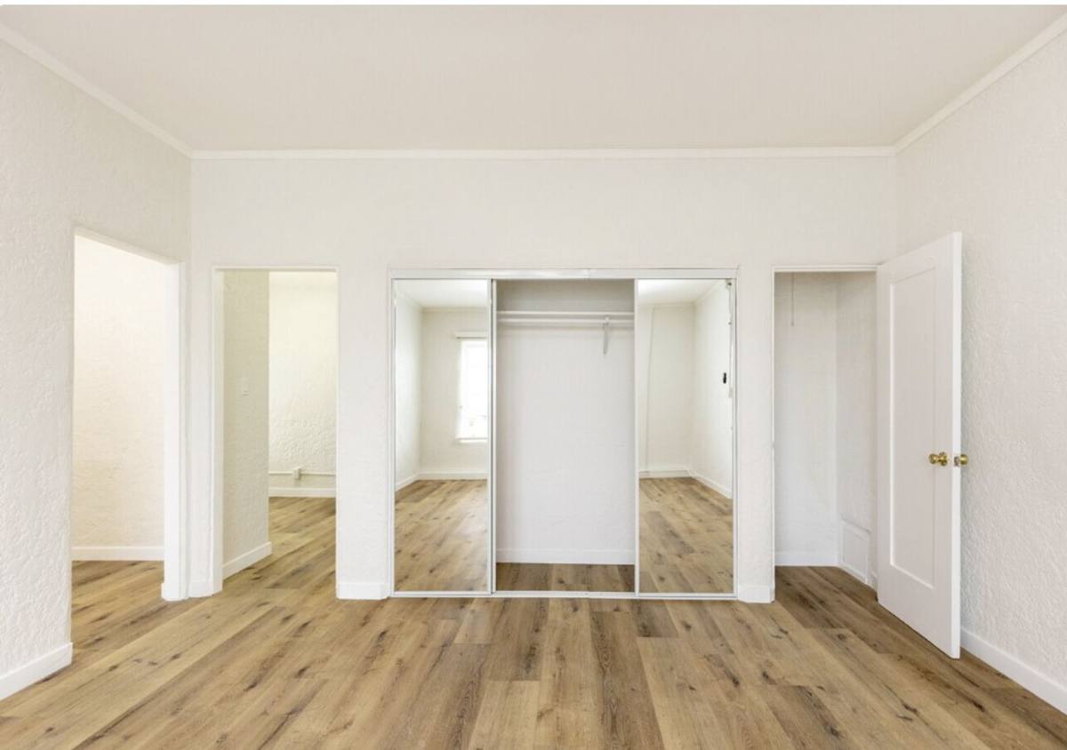 Apartment for rent at 426 S Manhattan Place, Los Angeles, CA 90020