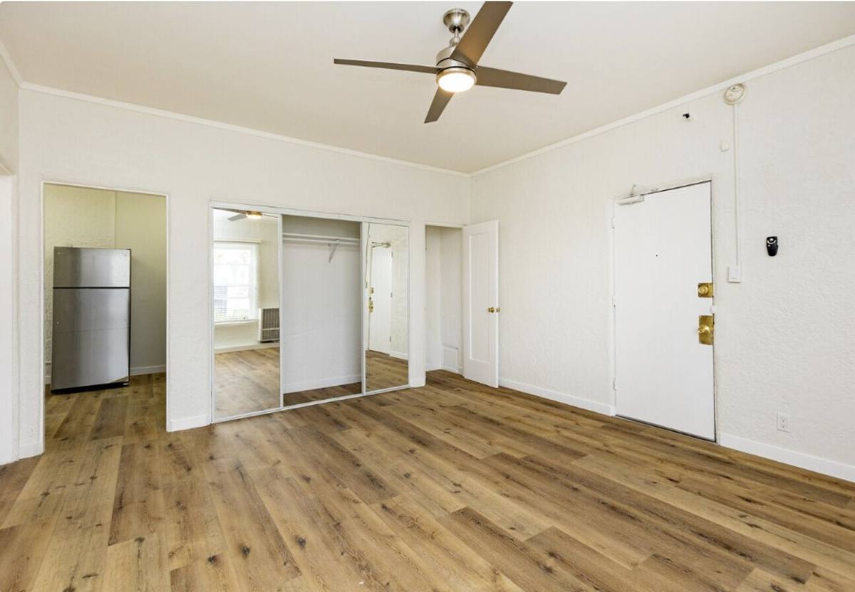 Apartment for rent at 426 S Manhattan Place, Los Angeles, CA 90020