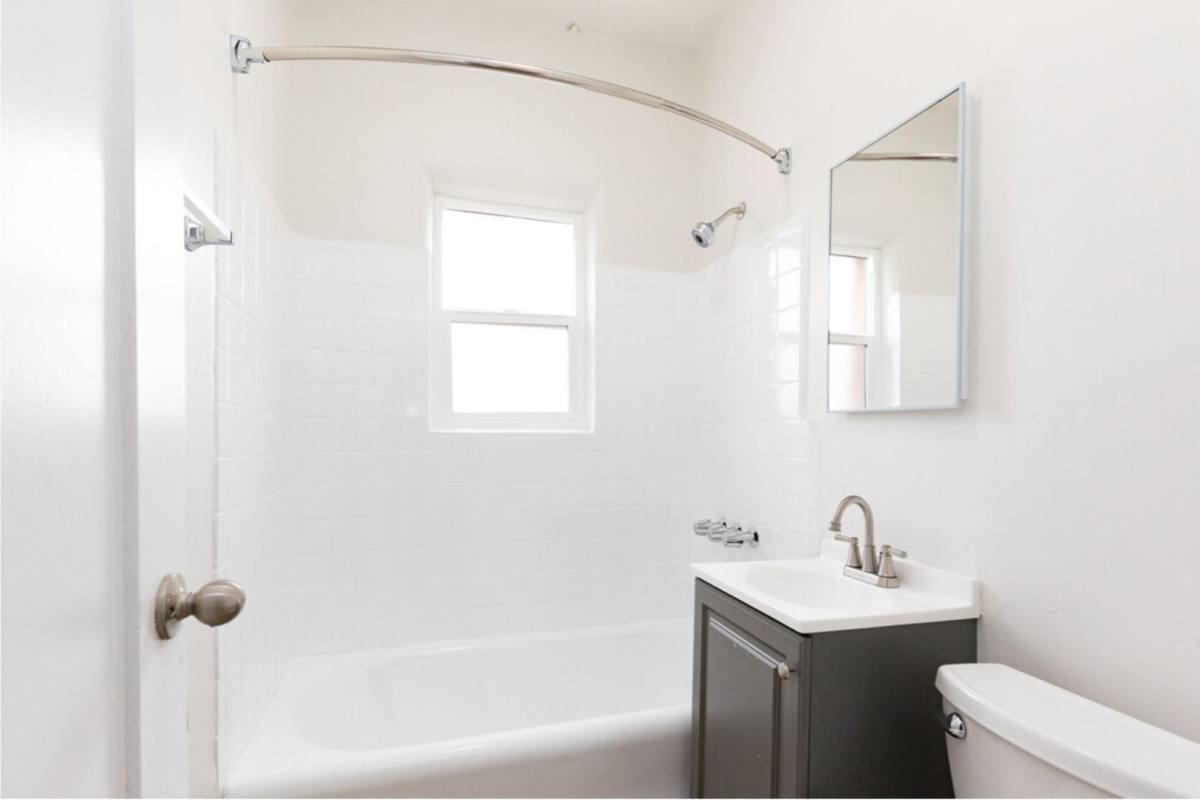 Apartment for rent at 426 S Manhattan Place, Los Angeles, CA 90020