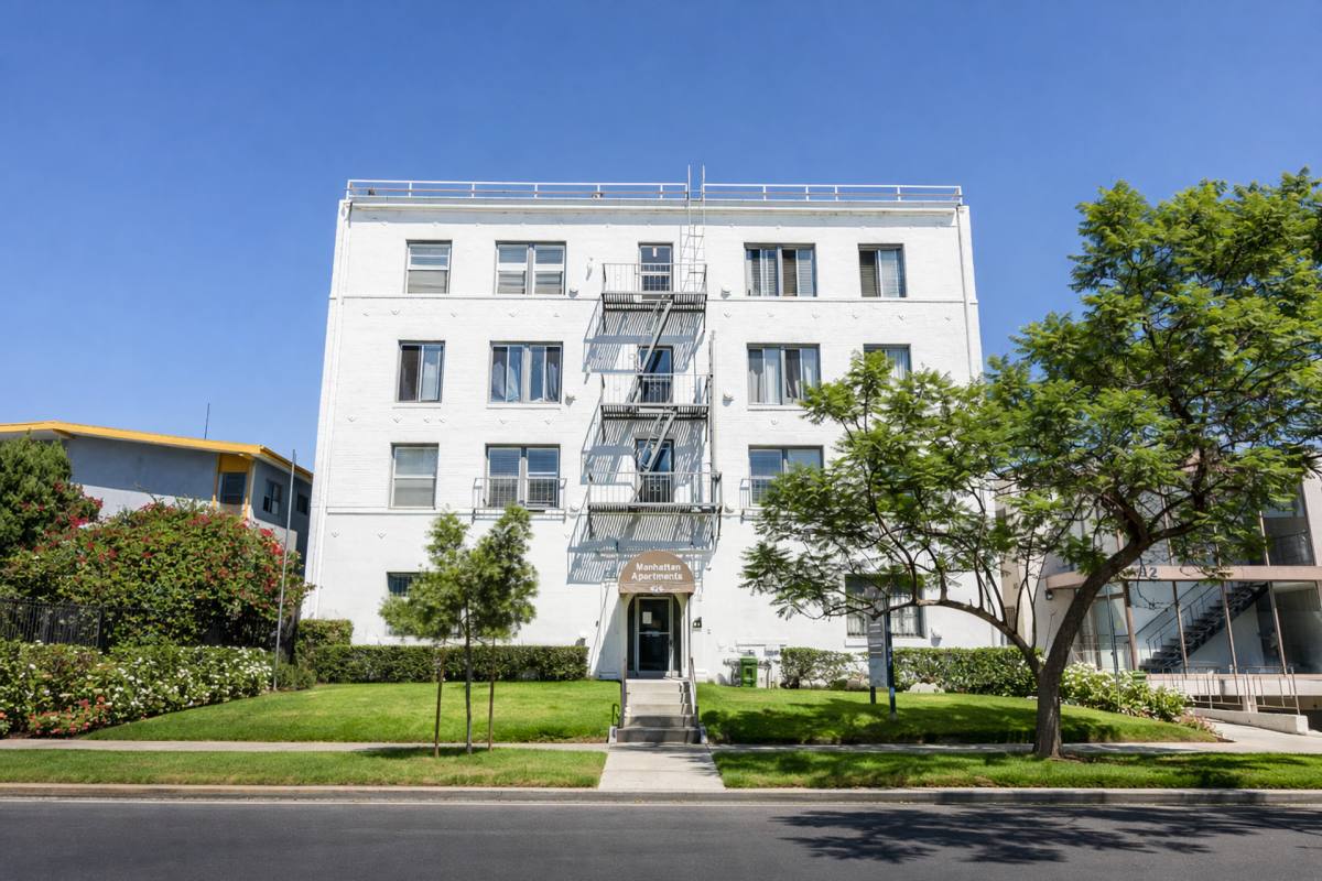 Apartment for rent at 426 S Manhattan Place, Los Angeles, CA 90020