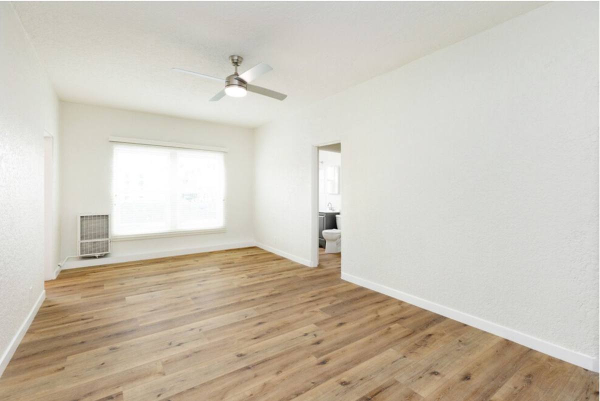 Apartment for rent at 426 S Manhattan Place, Los Angeles, CA 90020