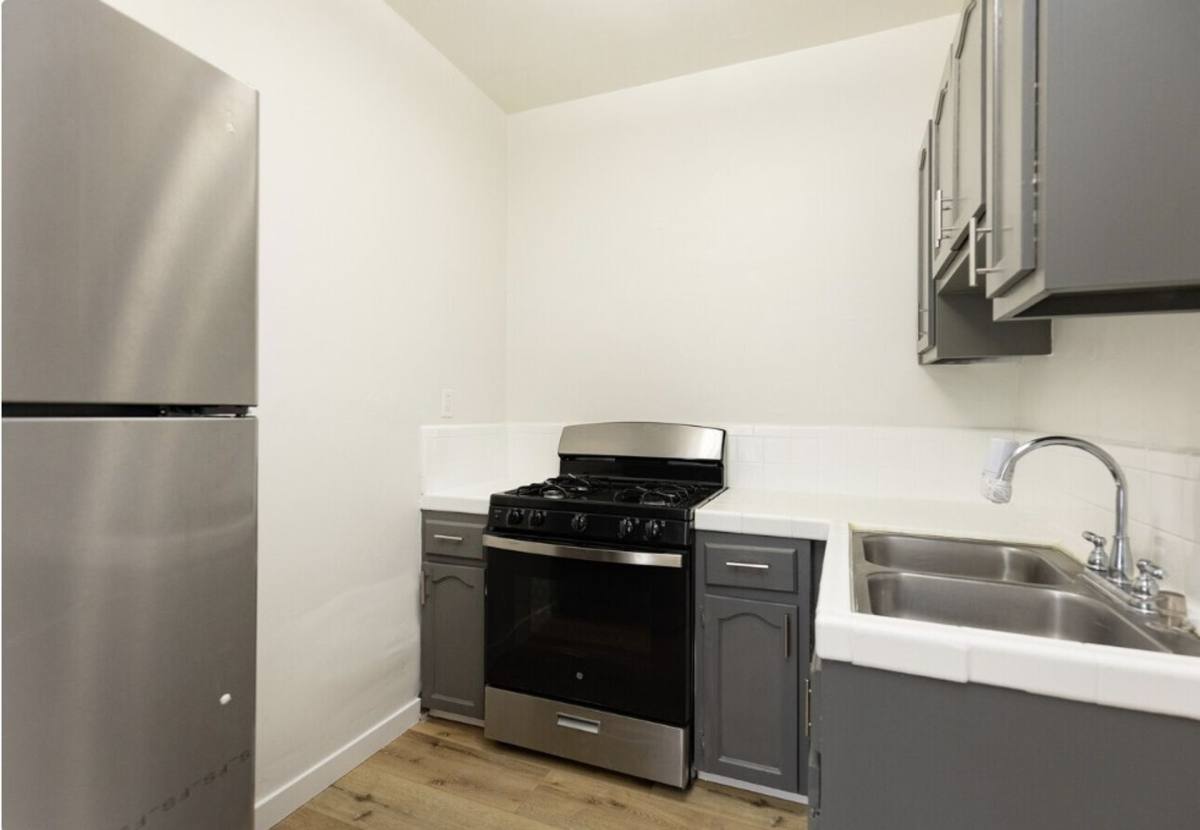 Apartment for rent at 426 S Manhattan Place, Los Angeles, CA 90020