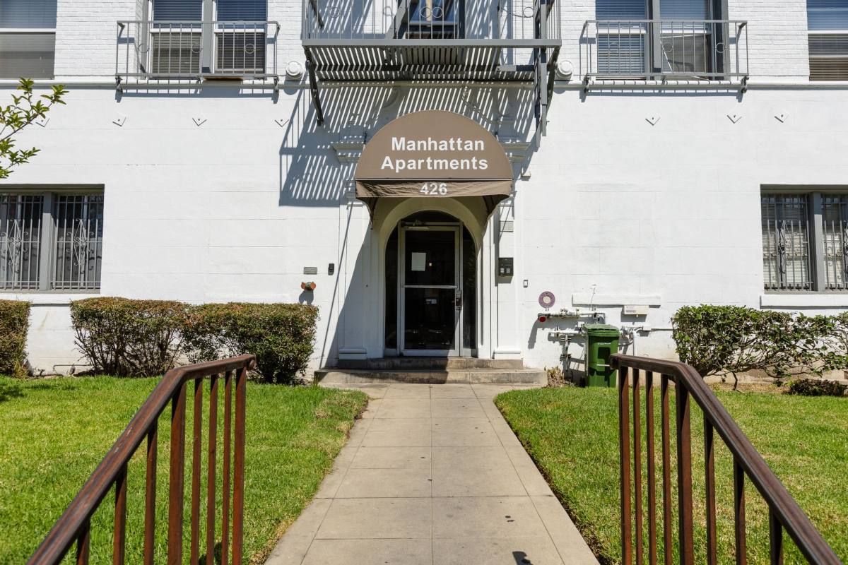 Apartment for rent at 426 S Manhattan Place, Los Angeles, CA 90020