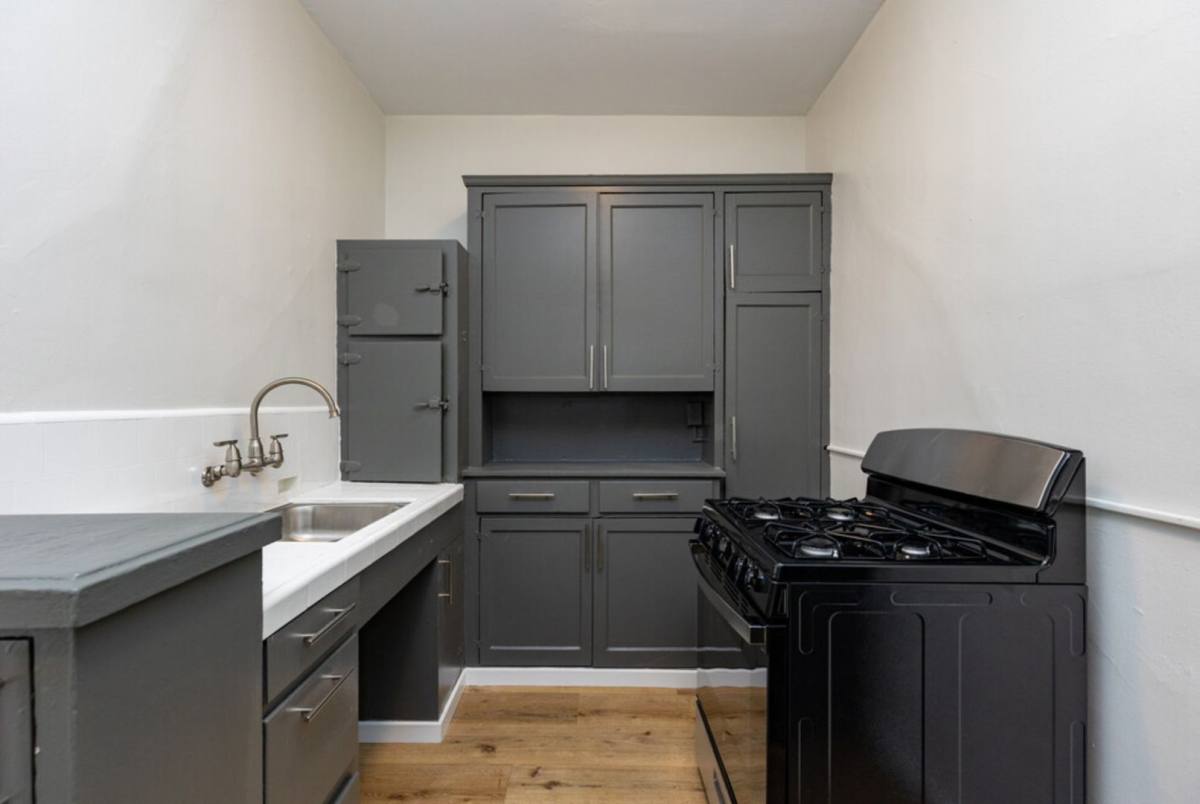 Apartment for rent at 426 S Manhattan Place, Los Angeles, CA 90020