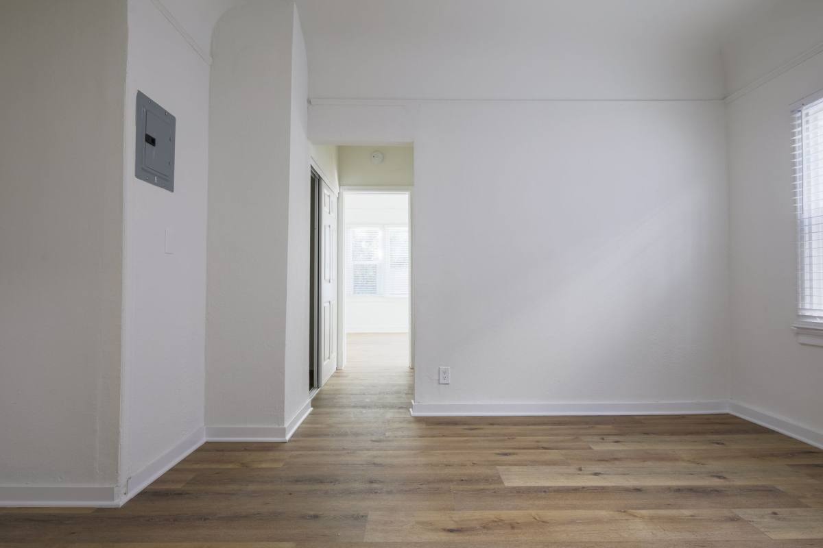 Apartment for rent at 132 S Westmoreland, Los Angeles, CA 90004