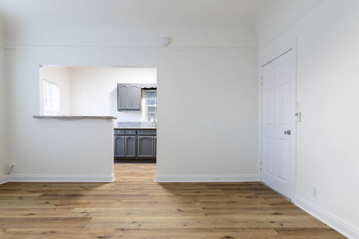 Apartment for rent at 132 S Westmoreland, Los Angeles, CA 90004