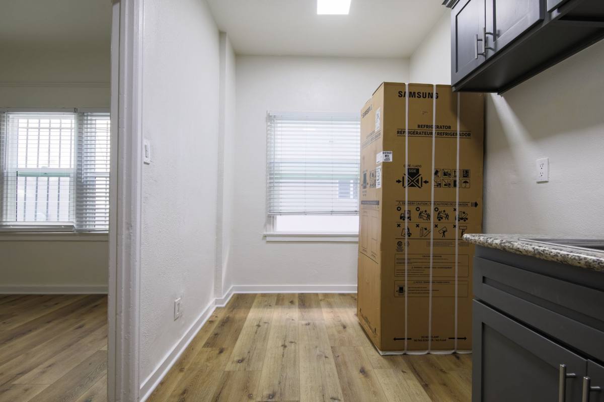 Apartment for rent at 132 S Westmoreland, Los Angeles, CA 90004