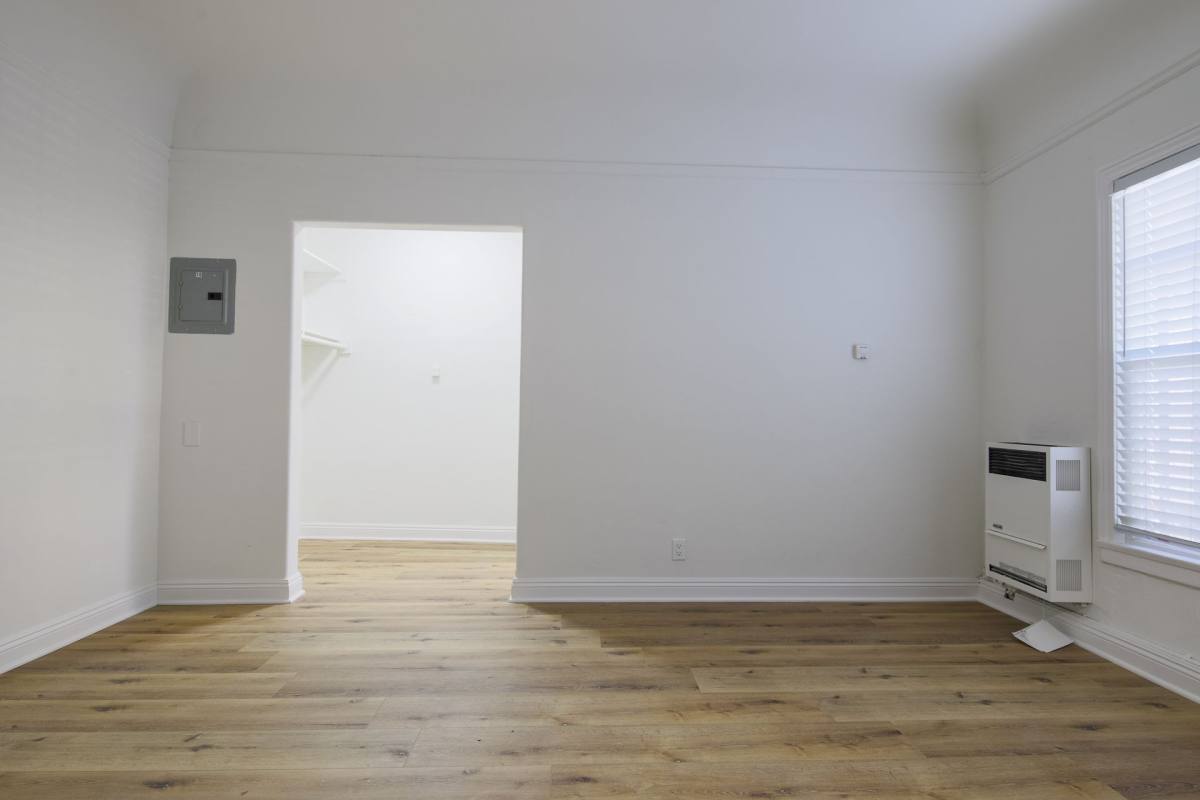 Apartment for rent at 132 S Westmoreland, Los Angeles, CA 90004