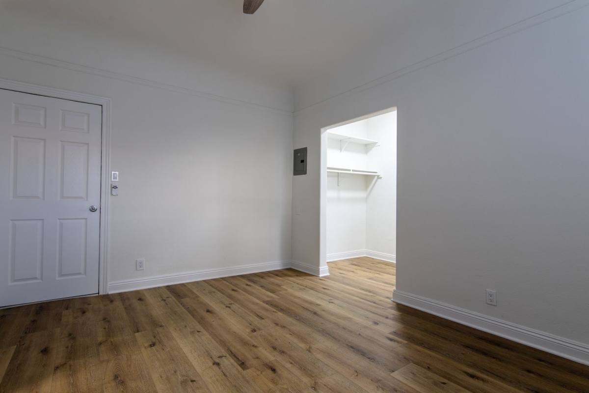 Apartment for rent at 132 S Westmoreland, Los Angeles, CA 90004
