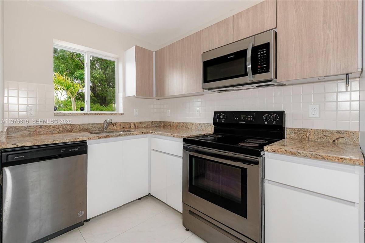 Townhouse for rent at 813 NW 3rd Ave, Fort Lauderdale, FL 33311