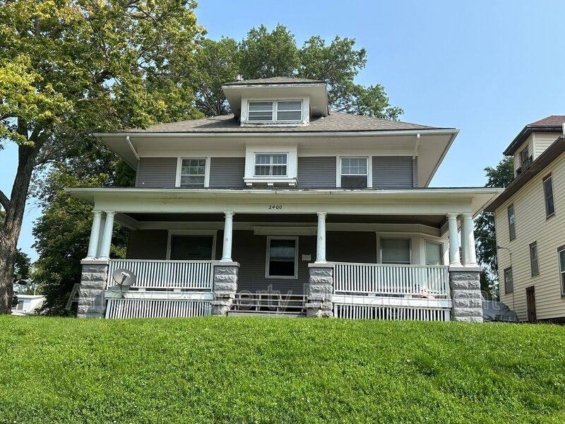 Apartment for rent at 2400 R St #3, Lincoln, NE 68503