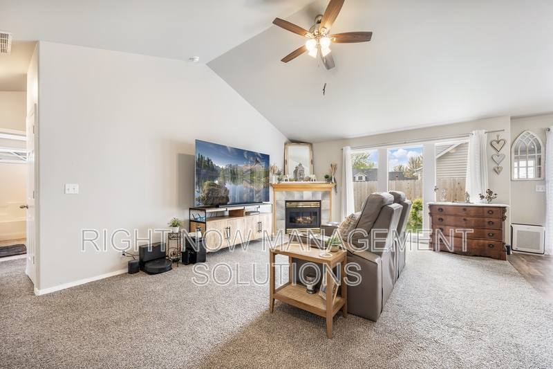 House for rent at 10563 W Stonecrop Dr, Star, ID 83669