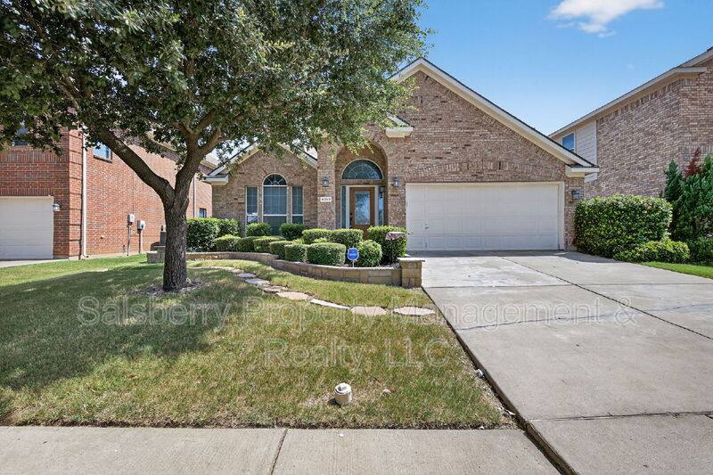 House for rent at 4353 Mountain Crest Dr, Fort Worth, TX 76123