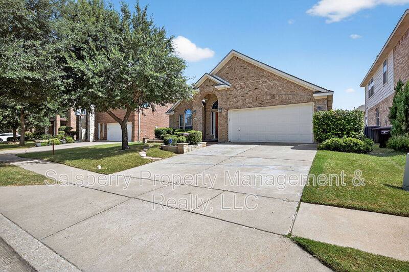 House for rent at 4353 Mountain Crest Dr, Fort Worth, TX 76123