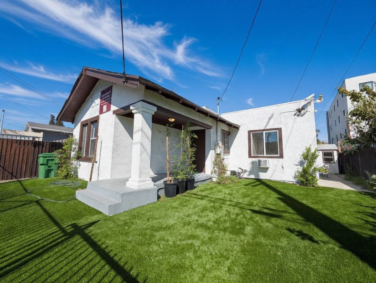Townhouse for rent at 1109 Exposition Blvd, Los Angeles, CA 90007