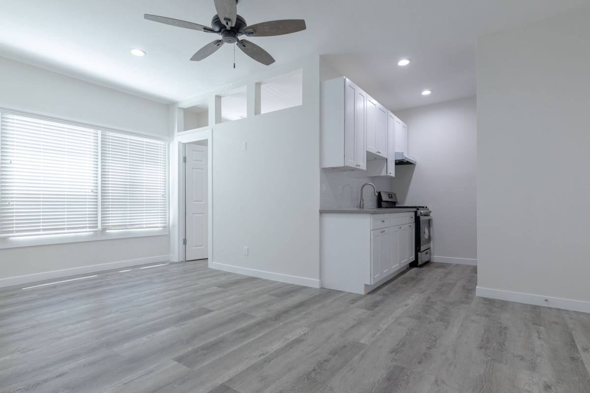 Apartment for rent at 941 S Kenmore Ave, Los Angeles, CA 90006