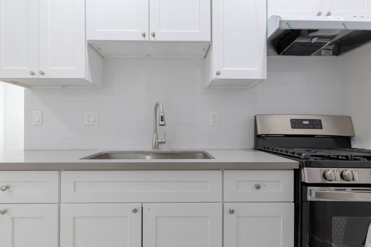 Apartment for rent at 941 S Kenmore Ave, Los Angeles, CA 90006