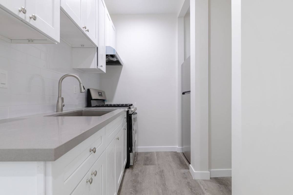 Apartment for rent at 941 S Kenmore Ave, Los Angeles, CA 90006