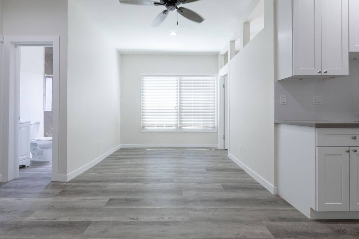Apartment for rent at 941 S Kenmore Ave, Los Angeles, CA 90006