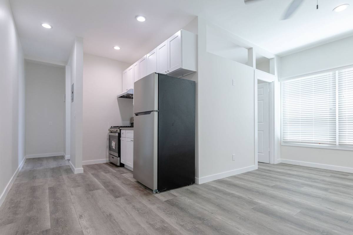 Apartment for rent at 941 S Kenmore Ave, Los Angeles, CA 90006