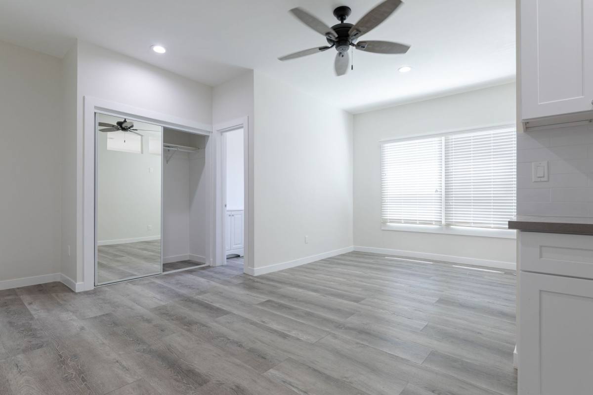 Apartment for rent at 941 S Kenmore Ave, Los Angeles, CA 90006