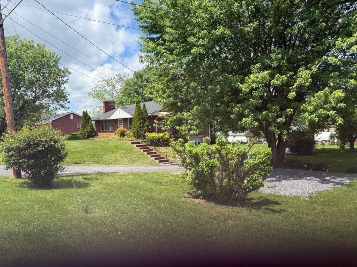 House for rent at 604 Ridgeview Dr, Johnson City, TN 37604