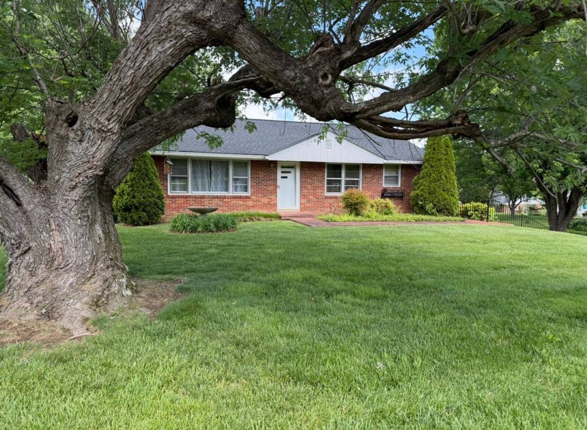 House for rent at 604 Ridgeview Dr, Johnson City, TN 37604